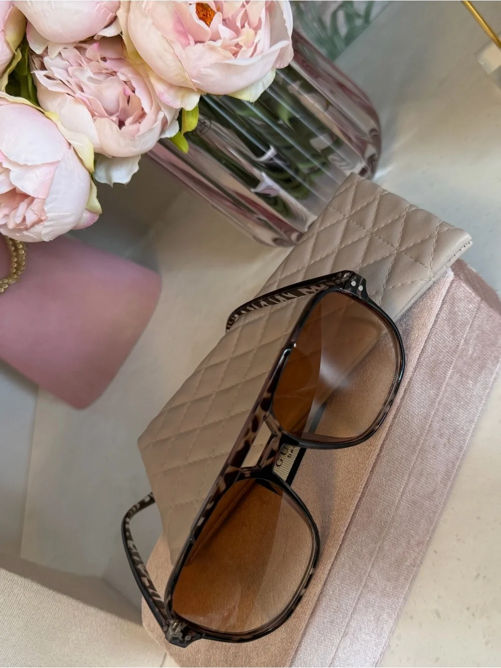 Tortoiseshell Gradient Lens Sunglasses - Brown Gradient w quilted case